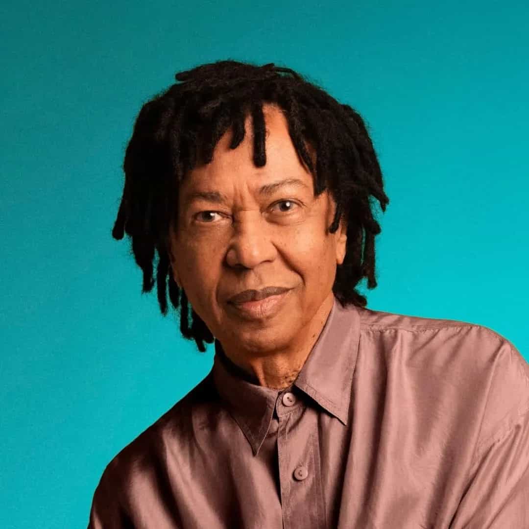 Djavan é cantor e compositor de MPB, conhecido por sucessos como 'Oceano' e 'Sina'. Iniciou a carreira em 1975 e é referência na música brasileira. Veja a agenda no Rolê Agora.