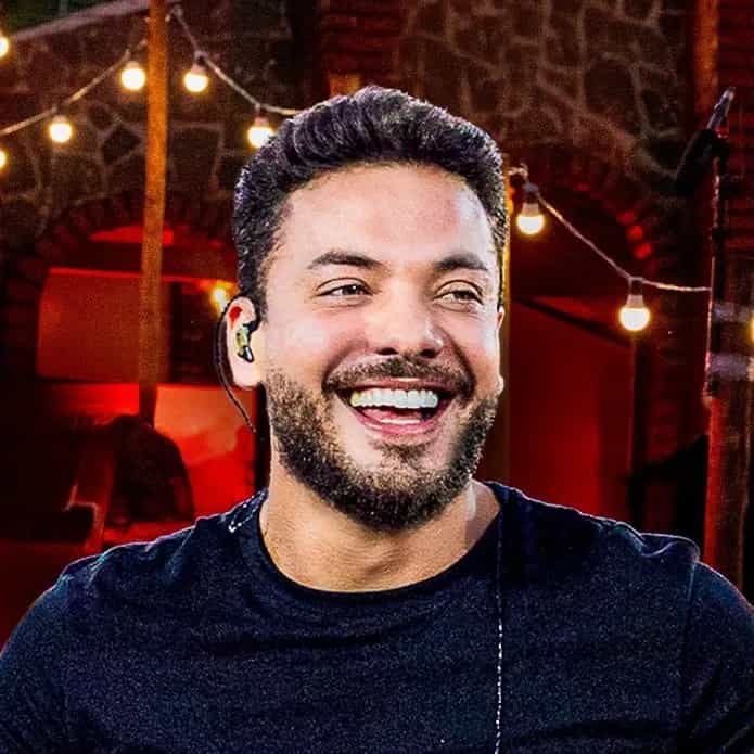 Wesley Oliveira da Silva (Fortaleza, 6 de setembro de 1988), mais conhecido como Wesley Safadão, é um cantor, produtor musical e empresário brasileiro. Começou a carreira em 2003 liderando a banda Garota Safada e, a partir de 2007, ganhou notoriedade na região nordeste, e logo passou a ter projeção nacional, se apresentando em todas as regiões do Brasil. Na banda, lançou sete discos e dois álbuns de vídeo, trazendo singles conhecidos como "Tentativas Em Vão", "Vai Esperar" e "Disco Voador". Em 2015 lançou o seu primeiro álbum solo, Ao Vivo em Brasilia, certificado disco de platina duplo pela vendagem de mais de 160 mil cópias, colocando o single "Camarote" entre as mais tocadas do país.