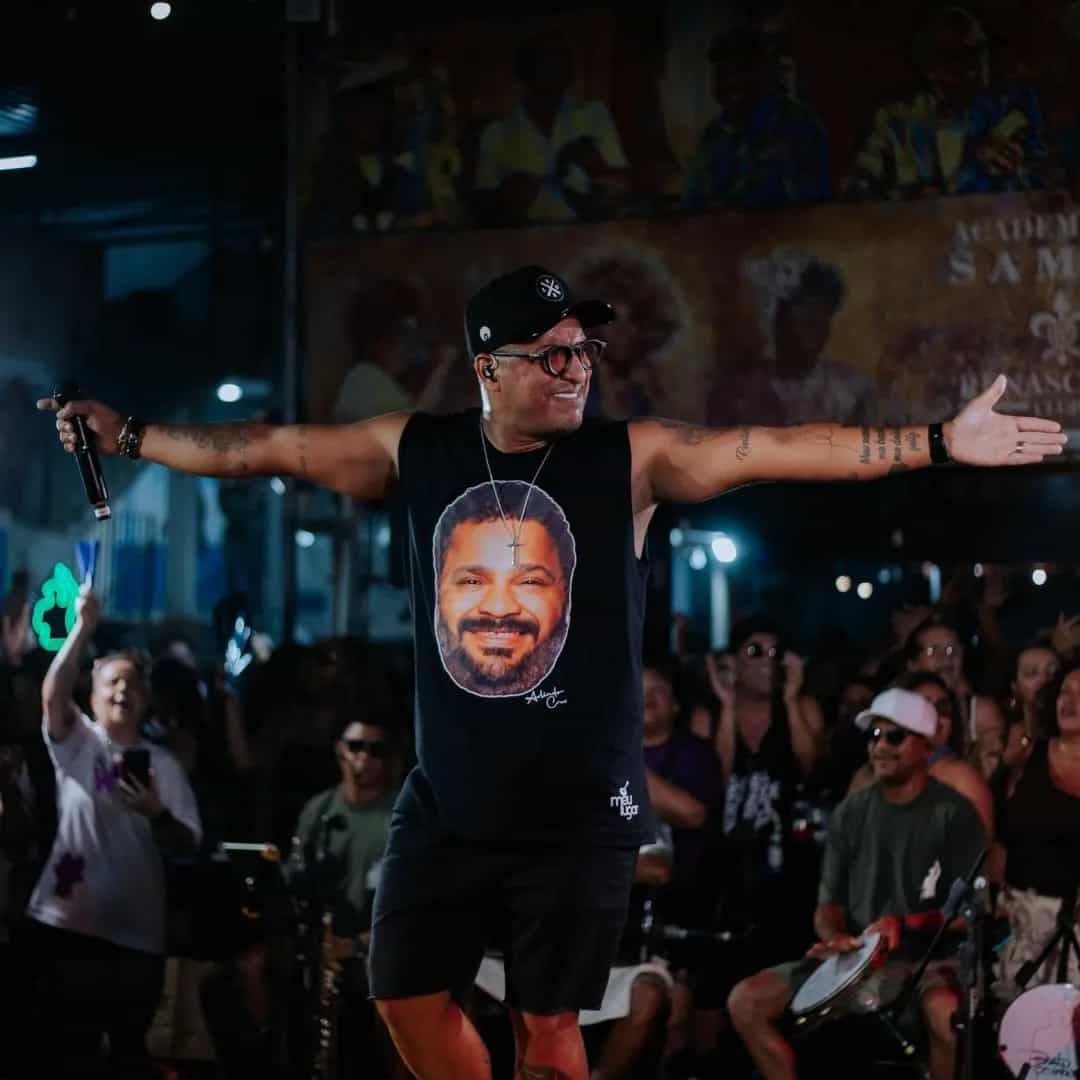 Renato da Rocinha é cantor e compositor de samba, conhecido por sucessos como 'Pé na Areia'. Carioca, iniciou a carreira em 2010 e destaca-se no cenário do samba atual. Veja a agenda no Rolê Agora.
