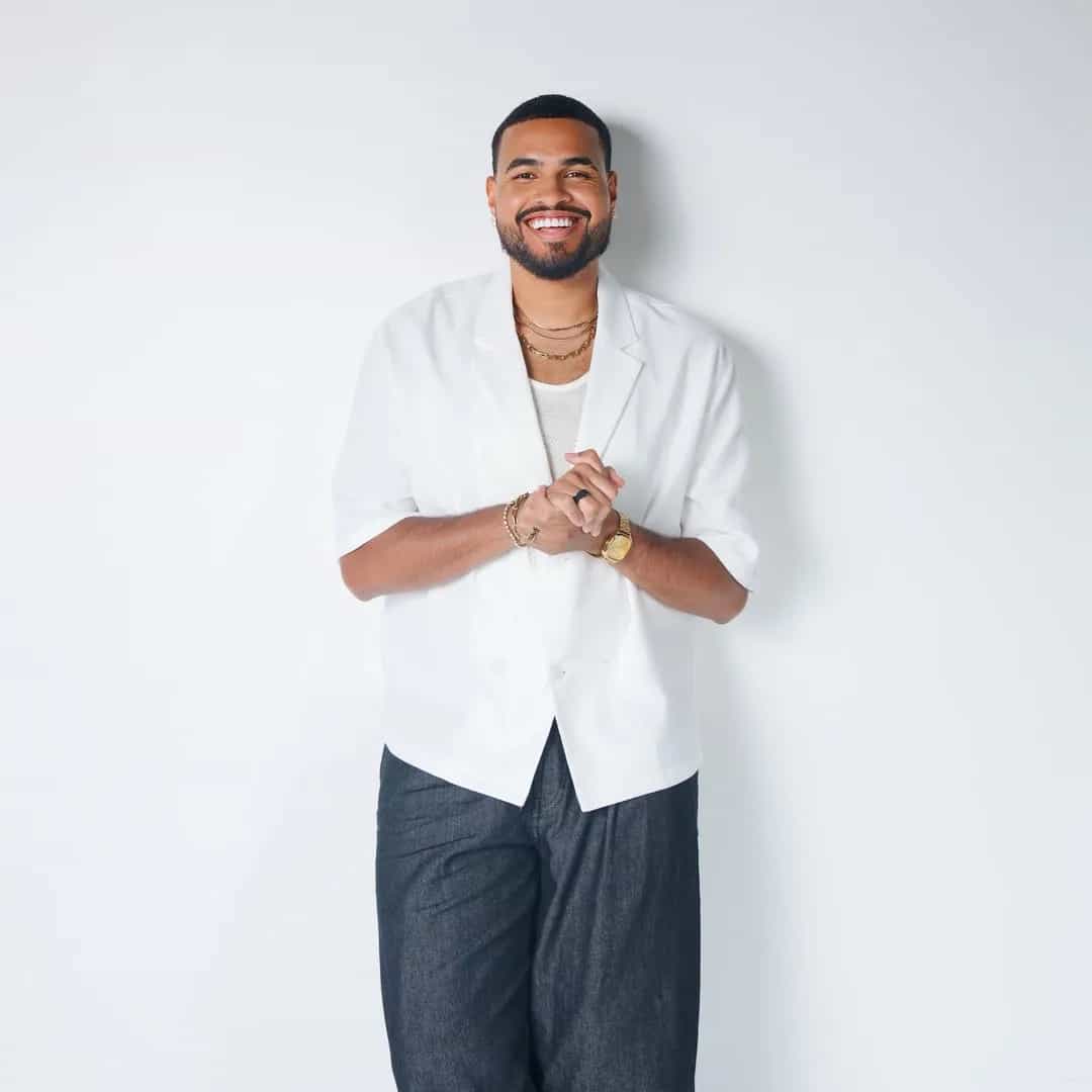 Yan é um cantor de pagode revelação, natural do Rio de Janeiro, que ganhou fama em 2022 com vídeos de pagode que viralizaram nas redes sociais. Embora tenha iniciado sua carreira musical no gospel na adolescência, ele migrou para o pagode profissional em 2020 e consolidou-se rapidamente como uma nova voz promissora do gênero, com sucessos como "Vou Desligar" e "Fica com Deus".