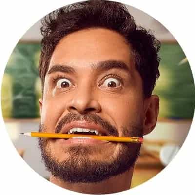 Diogo Almeida é Formado em Rádio e TV e jornalismo. Entrou para a vida docente ministrando aulas para jovens e adolescentes, além de ter atuado na coordenação pedagógica. Foi casado com uma professora, o que contribuiu, também, para a sua afinidade e identificação com a vida dos professores.