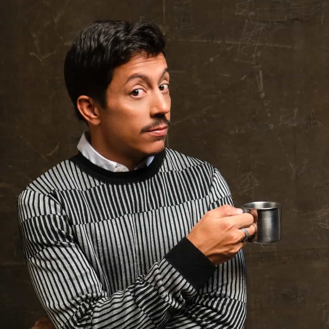 Renato Albani é um humorista capixaba de 36 anos, que atualmente mora em São Paulo e faz sucesso nas redes sociais e nos palcos com seu stand up comedy. Seu novo show, ‘Me tornei quem eu mais temia’, aborda alguns hábitos e manias de pessoas mais maduras que ele adquiriu depois dos 30 anos. Seu primeiro especial de comédia, “Em Pais”, soma mais de 2,4 milhões de visualizações. Já o segundo, “Alguém me explica o mundo”, teve mais de 4,3 milhões de views.