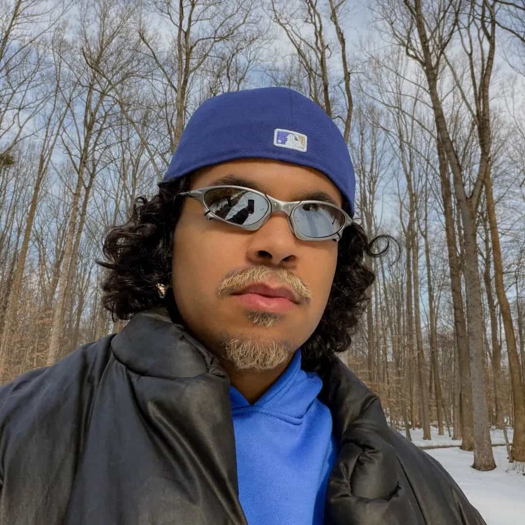 Victor Lou é DJ e produtor brasileiro de música eletrônica, destaque no cenário do tech house nacional, conhecido pelo hit 'This Is House'. Veja a agenda no Rolê Agora.