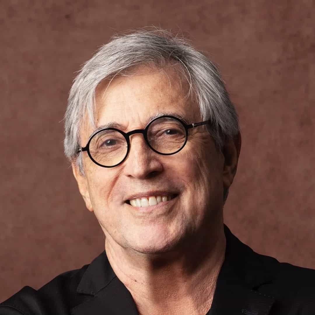 Ivan Lins é cantor e compositor de MPB, conhecido por sucessos como 'Madalena' e 'Novo Tempo'. Iniciou carreira em 1970 e tem reconhecimento internacional. Veja a agenda no Rolê Agora.