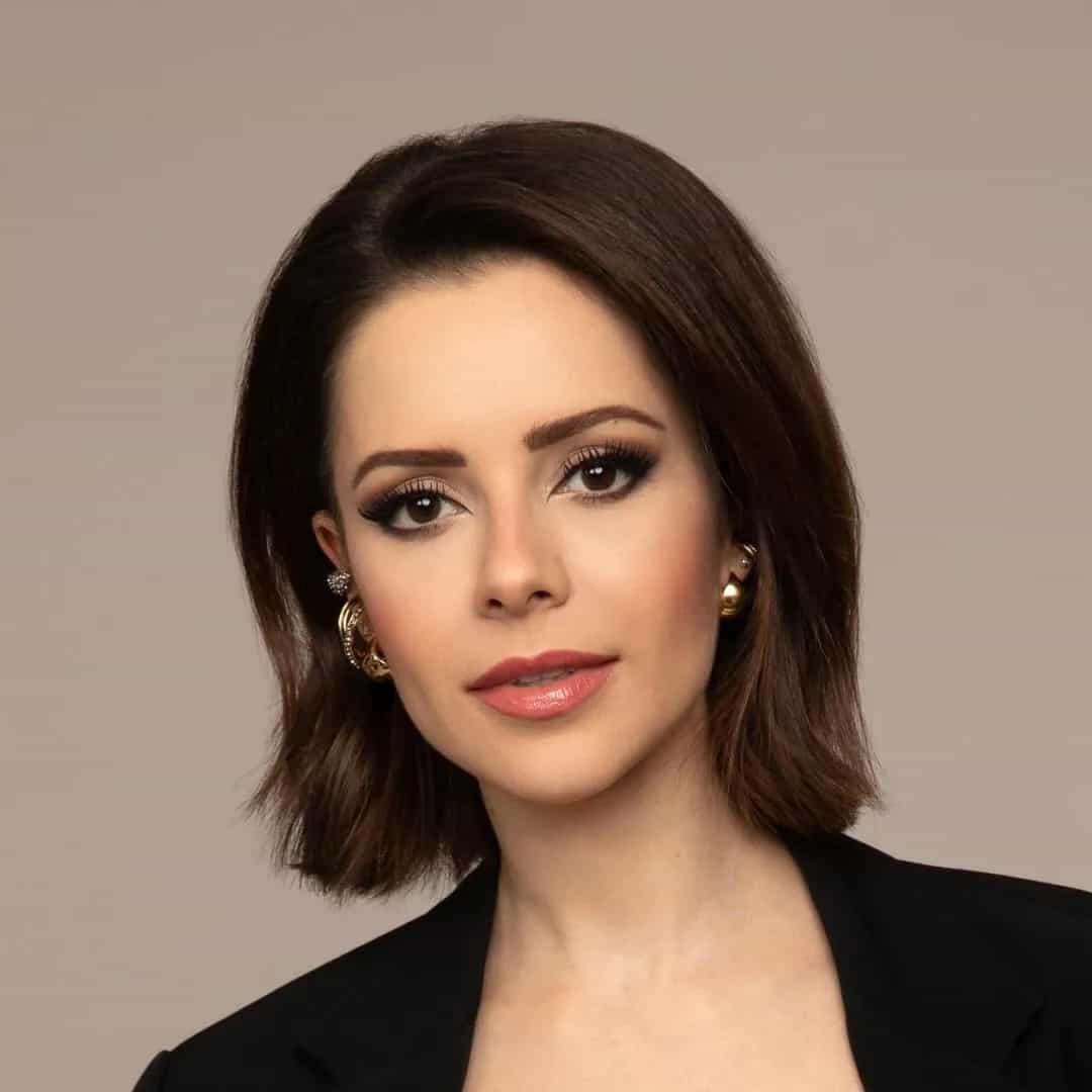 Sandy é cantora pop brasileira, conhecida desde a dupla Sandy & Junior. Em carreira solo desde 2010, lançou álbuns como 'Manuscrito'. Veja a agenda no Rolê Agora.