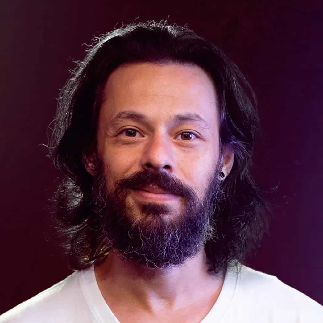 Nando Viana é um comediante de stand-up brasileiro conhecido por seu estilo de comédia sarcástico. Ele conquistou o público com sua habilidade de encontrar humor nas situações mais mundanas do dia a dia, especialmente focando em suas experiências pessoais, incluindo as alegrias e frustrações da paternidade e vida familiar. Nando tem uma presença regular em clubes de comédia e festivais pelo Brasil, e também já participou de programas de televisão, onde suas performances são sempre marcadas por um humor afiado e observações astutas. Além do palco, Nando Viana também é ativo nas redes sociais e em podcasts, onde continua a compartilhar seu humor e visão de mundo com um público mais amplo.