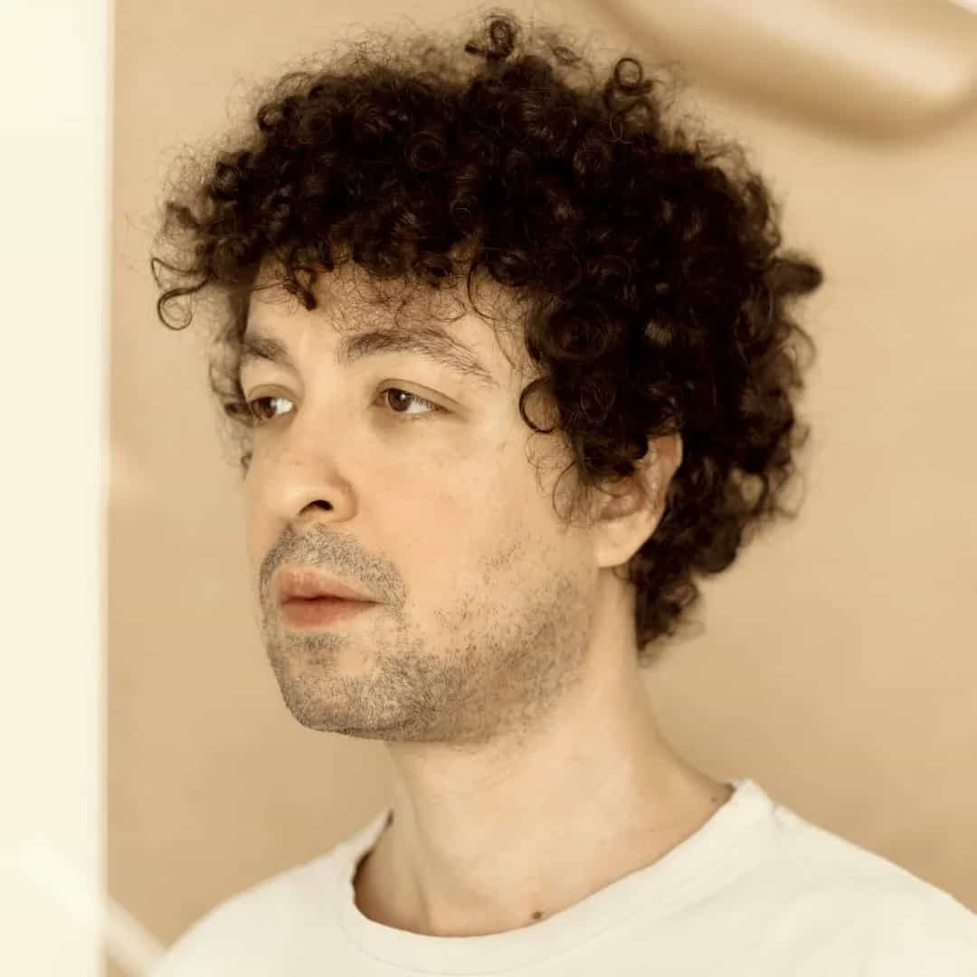 Cícero é cantor e compositor de MPB, destaque com o álbum 'Canções de Apartamento' (2011) e sucessos como 'Tempo de Pipa'. Veja a agenda no Rolê Agora.