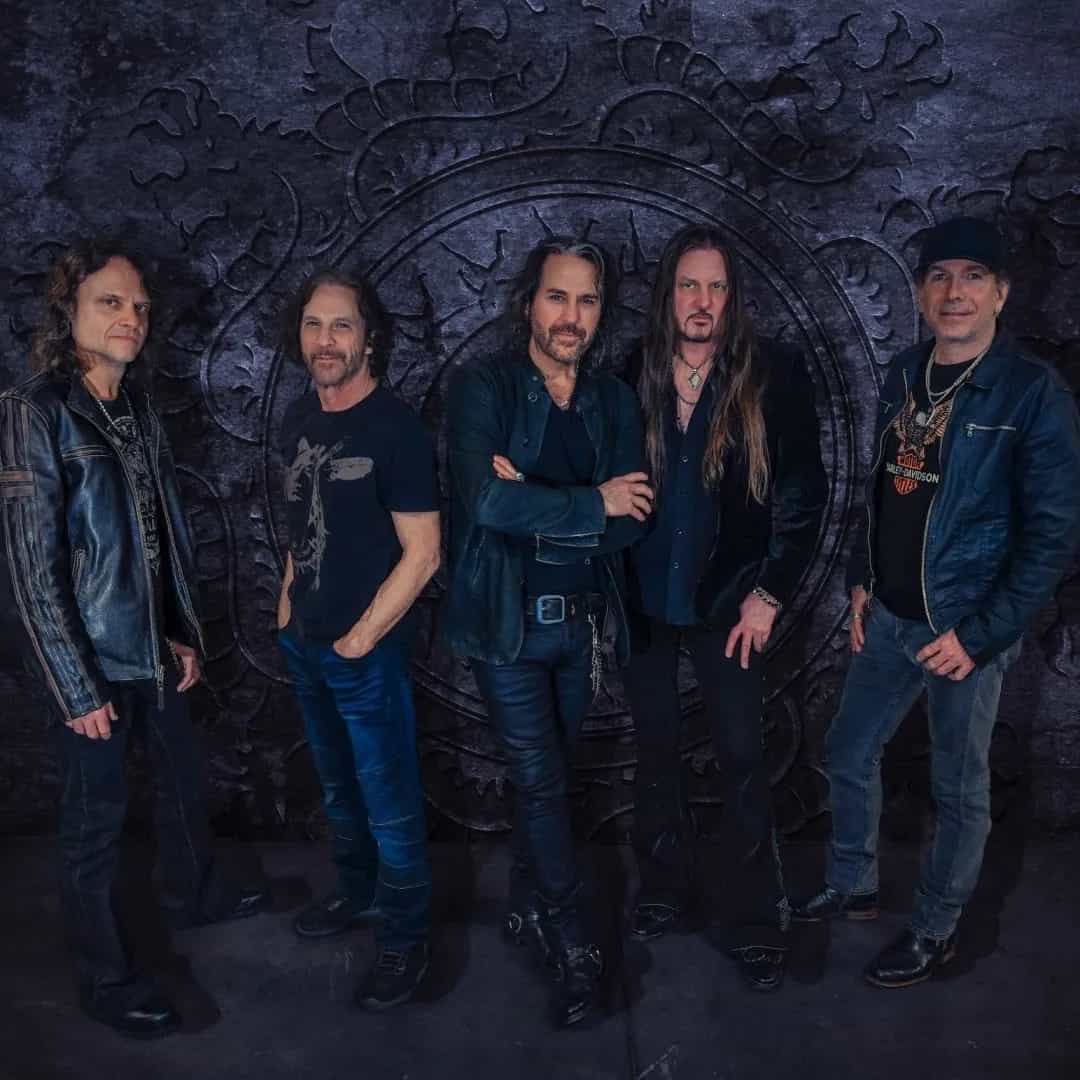 Smith/Kotzen é uma dupla de rock formada por Adrian Smith (Iron Maiden) e Richie Kotzen. Lançaram o álbum de estreia em 2021. Veja a agenda no Rolê Agora.