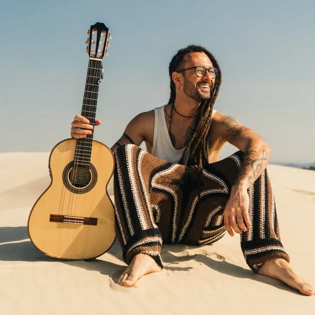 Gabriel Elias é cantor e compositor de reggae brasileiro, conhecido por hits como 'Anjo Protetor' e 'Pequena Flor'. Iniciou a carreira em 2012. Veja a agenda no Rolê Agora.
