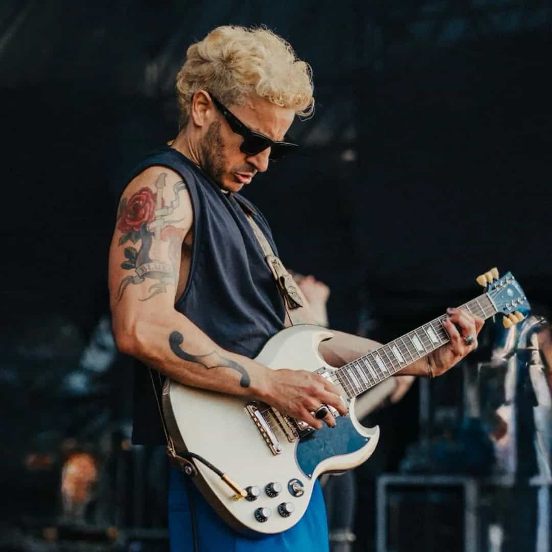 Artur Menezes é guitarrista brasileiro de rock e blues, conhecido pelo álbum 'Keep Pushing' e vencedor do Gibson/Albert King Award em 2020. Veja a agenda no Rolê Agora.