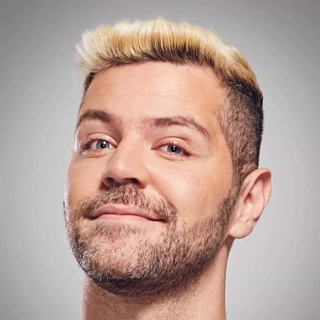 Victor Sarro é ator, apresentador e humorista. Trabalhou como palhaço antes de investir nos shows de stand-up comedy. Integrou o grupo Comédia em Pé, a convite de Fábio Porchat. Na televisão, venceu o concurso O Mais Novo Talento do Humor do Brasil, do programa Tudo é Possível, da Record.