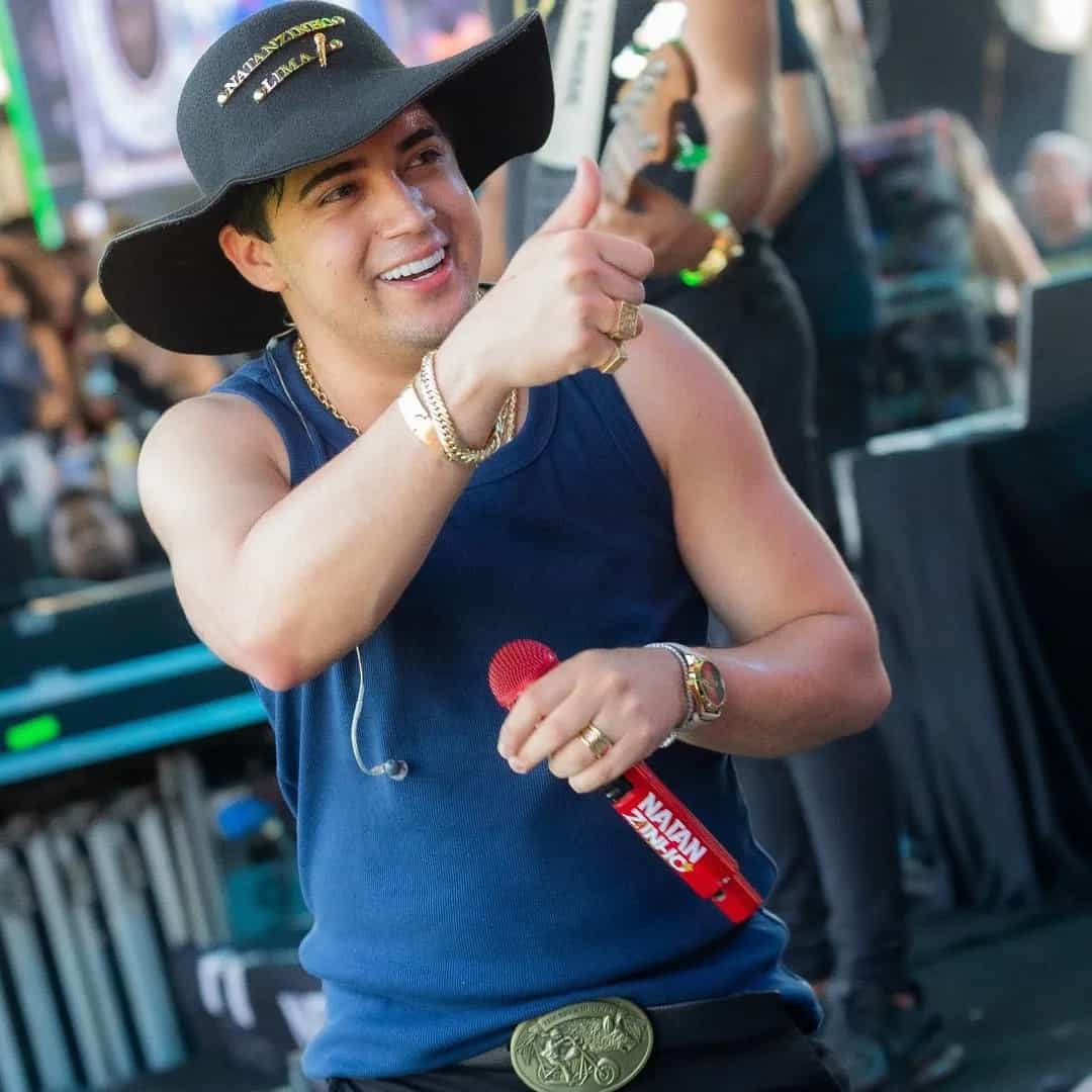 Natanzinho Lima é um cantor em ascensão no cenário musical brasileiro, conhecido por seu carisma e voz marcante. Misturando elementos de forró e piseiro, ele conquista o público com sucessos que agitam qualquer festa e embalam multidões. Com uma presença de palco envolvente e músicas que refletem as raízes nordestinas, Natanzinho Lima segue ganhando espaço e cada vez mais fãs pelo Brasil.