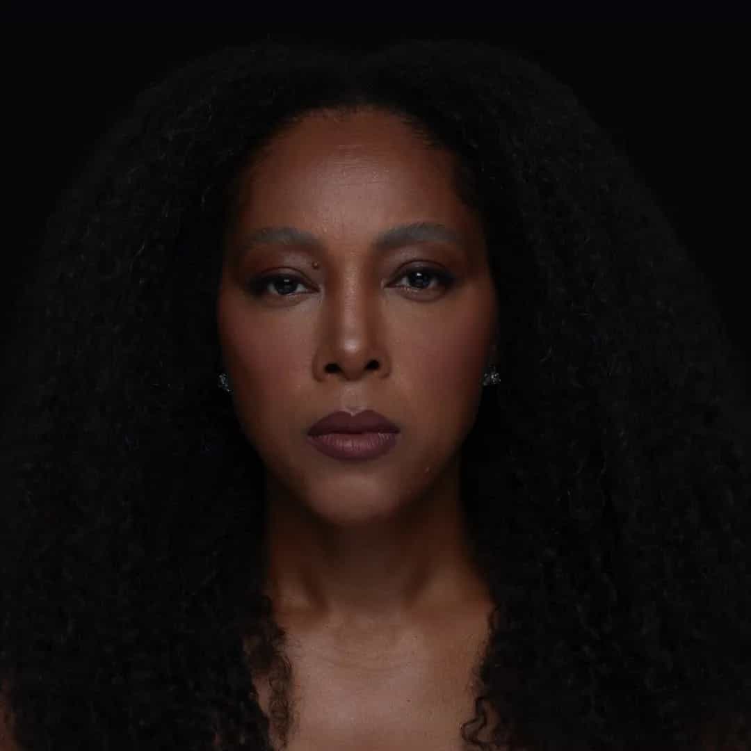 Negra Li é cantora de hip hop e R&B, destaque desde 1996. Conhecida por hits como 'Você Vai Estar na Minha' e o álbum 'Raízes'. Veja a agenda no Rolê Agora.