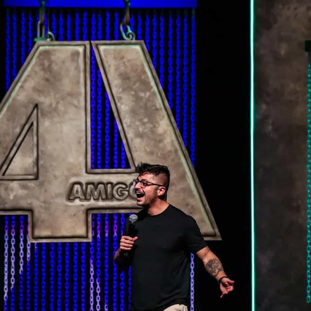 O comediante Márcio Donato começou sua vida no stand up comedy em 2010, se apresentando em alguns bares de São Paulo e em grupos de comédia. E o sucesso não demorou muito a aparecer! Destacando-se por sua versatilidade em abordar variados temas em cima do palco, Márcio é conhecido por sempre demonstrar indignação e temperamento explosivo, desabafando tudo de uma maneira muito engraçada que faz todo o público cair na gargalhada.