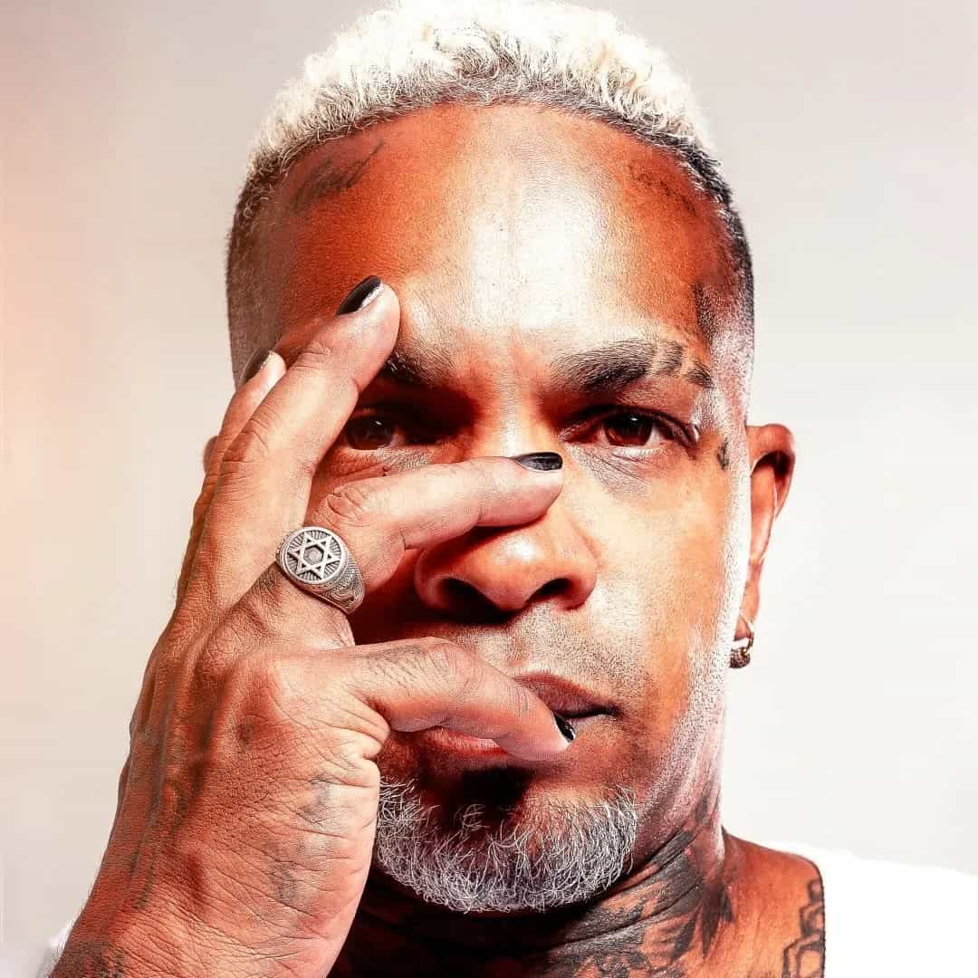 Rodrigo Fernando do Amaral Silva (Bauru, 27 de fevereiro de 1978), mais conhecido pelo seu nome artístico Rodriguinho, é um cantor, compositor e produtor musical brasileiro. Ex-integrante do grupo Os Travessos, no grupo ele tinha a função de vocalista. Compôs várias músicas com o cantor Thiaguinho