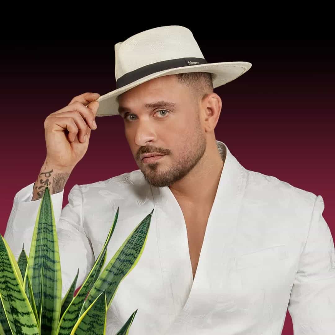Diogo Nogueira é cantor e compositor de samba, conhecido por sucessos como 'Pé na Areia' e 'Clareou'. Filho de João Nogueira, estreou em 2007. Veja a agenda no Rolê Agora.