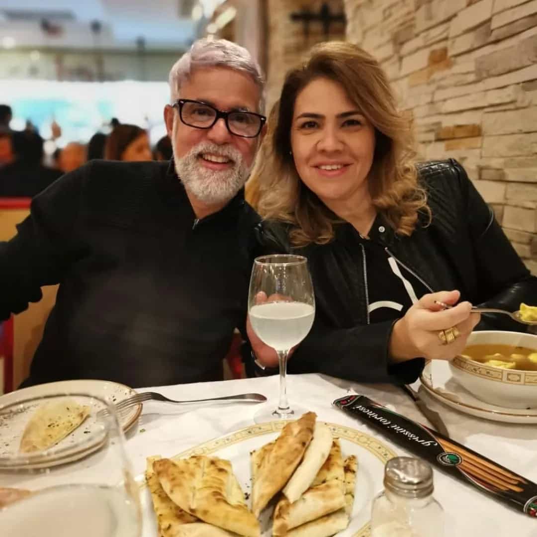 Claudio Duarte é um pastor evangélico brasileiro, conhecido por sua habilidade em comunicar-se de forma clara e bem-humorada. Nascido em 1962, no Rio de Janeiro, ele tem se destacado como um dos pregadores mais carismáticos e acessíveis do Brasil, alcançando um público vasto e diversificado, tanto dentro quanto fora do ambiente eclesiástico.
Com um estilo único, que combina ensinamentos cristãos com um humor inteligente e muitas vezes auto-depreciativo, Claudio Duarte aborda temas como casamento, família, e questões do dia a dia sob uma perspectiva cristã. Ele tem a capacidade de tratar de assuntos sérios e complexos de uma maneira leve, fazendo com que suas mensagens sejam facilmente compreendidas e apreciadas por diferentes audiências.