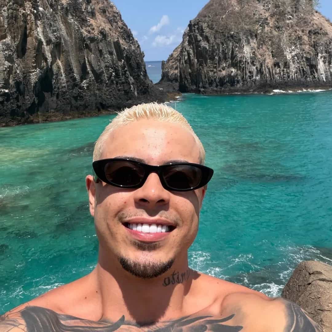 MC Tuto é um cantor de funk brasileiro, conhecido pelo hit 'Posso Te Empurrar'. Seu trabalho destaca-se nas plataformas digitais desde 2021. Veja a agenda no Rolê Agora.