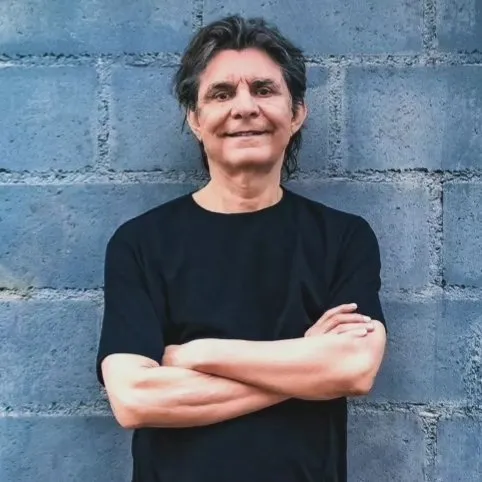 Salomão Borges Filho, mais conhecido como Lô Borges, é um cantor e compositor brasileiro. Foi um dos fundadores do Clube da Esquina, grupo de artistas mineiros que marcou presença na música popular nas décadas de 1970 e 1980.