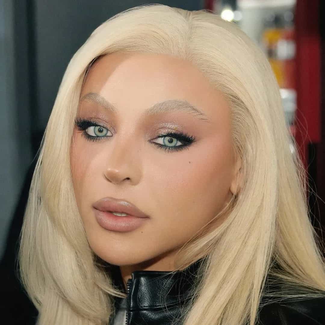 Pabllo Vittar é cantora pop brasileira, destaque com hits como 'K.O.' e 'Corpo Sensual'. Estreou em 2015 e é referência na música LGBTQIA+. Veja a agenda no Rolê Agora.