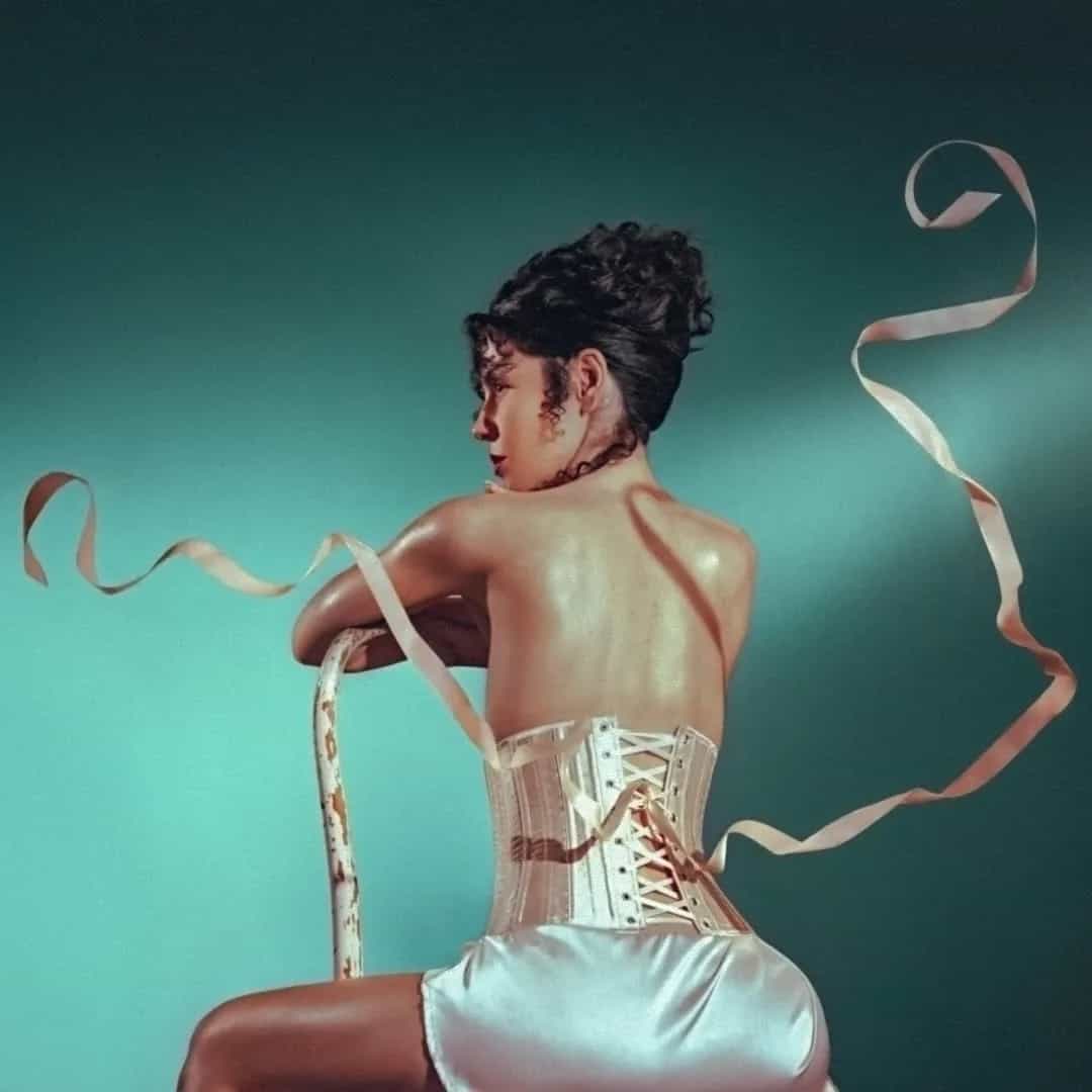 Marina é uma cantora pop galesa, conhecida por hits como 'Primadonna' e 'How to Be a Heartbreaker'. Estreou em 2010 com o álbum 'The Family Jewels'. Veja a agenda no Rolê Agora.