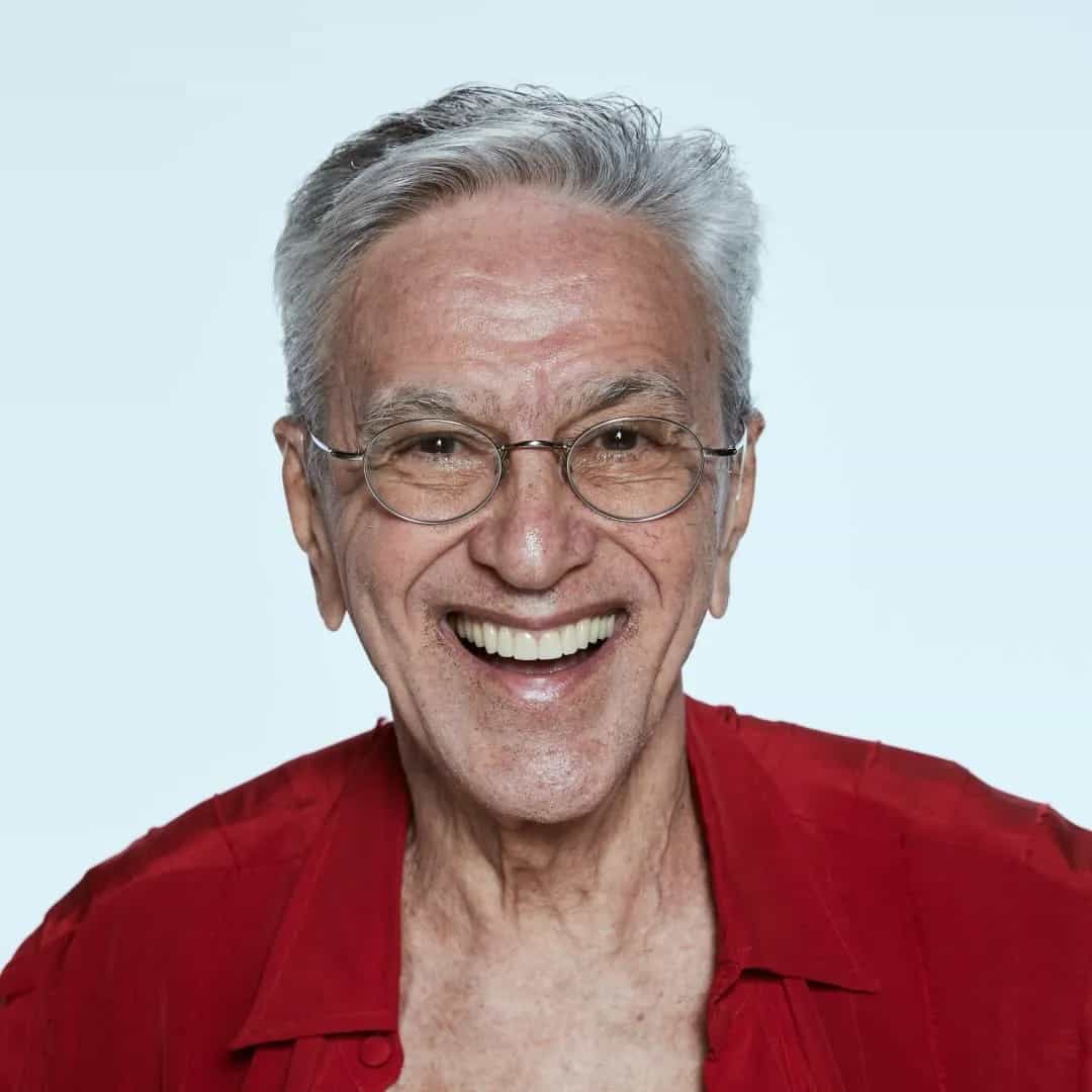 Caetano Veloso (1942) é um músico brasileiro, um dos criadores do Movimento Tropicalista no Brasil, sendo um dos músicos mais influentes do país. Criou e cantou canções destacadas como “Sozinho” (intérprete), “Leãozinho”, “Você é Linda” e "Sampa”