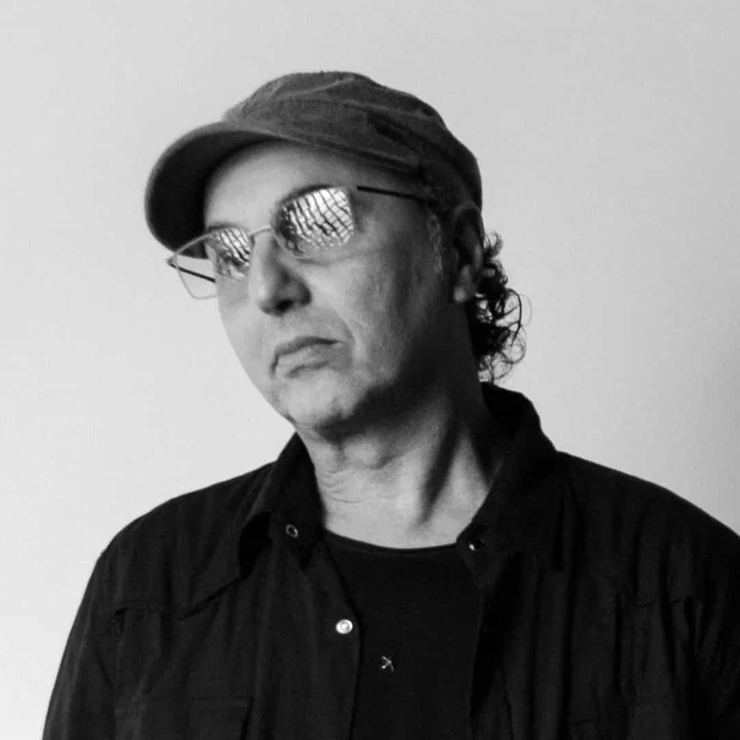 Zeca Baleiro é cantor e compositor de MPB, conhecido por sucessos como 'Telegrama' e 'Flor da Pele'. Iniciou sua carreira solo em 1997. Veja a agenda no Rolê Agora.