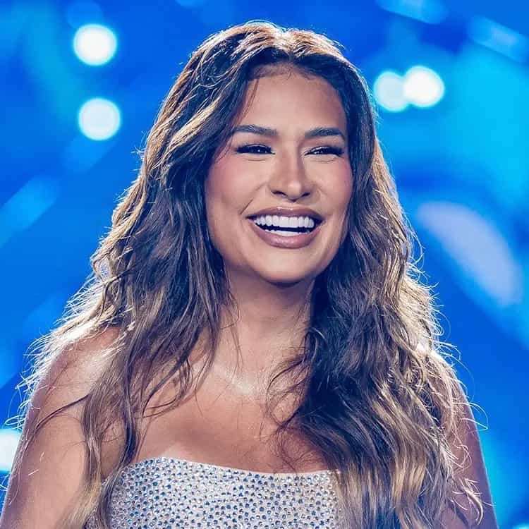 Simone Mendes é cantora sertaneja, ex-dupla com Simaria. Iniciou carreira solo em 2022 e lançou hits como 'Erro Gostoso'. Veja a agenda no Rolê Agora.