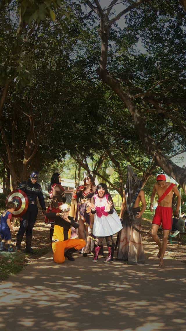 Evento geek e apresentação de cosplayer — Apresentação